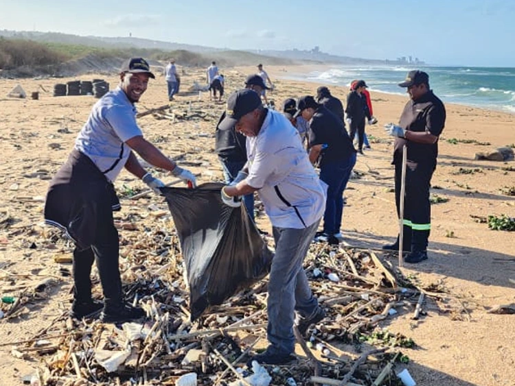 GERBER PAPER TEAM JOINS FORCES FOR A BEACH CLEANUP AT BLUE LAGOON